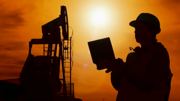 Silhouette lavoratore e pompa dell'olio — Video Stock