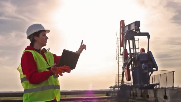 Trabalhador de petróleo e jack bomba — Vídeo de Stock