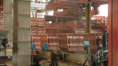 Seramik fayansların üretimi; seramik fayanslar üretmek için modern bir fabrikanın üretim hattı