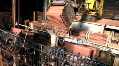 Çatı Döşemeleri Üretimi; Seramik fayanslar üretmek için modern bir fabrikanın üretim hattı