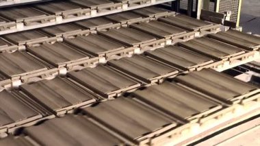 Fırınlanmış kil çatı kiremitleri; seramik fayanslar üretmek için modern bir fabrikanın üretim hattı