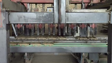 Çatı Döşeme Makinesi, seramik fayanslar üretmek için modern bir fabrikanın üretim hattı