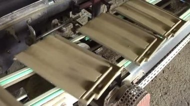 Seramik Çatı Döşemesi Üretimi; Seramik fayans üretimi için modern bir fabrikanın üretim hattı