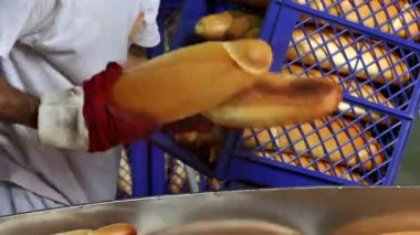 Taze pişmiş ekmek teslimatı; fırın işçisi markete gitmek için kasalara taze ekmek koyar