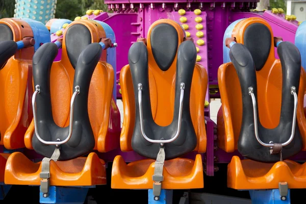 Asientos de seguridad en el parque de atracciones — Foto de Stock