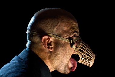 Dogman, adam bir namlu ile