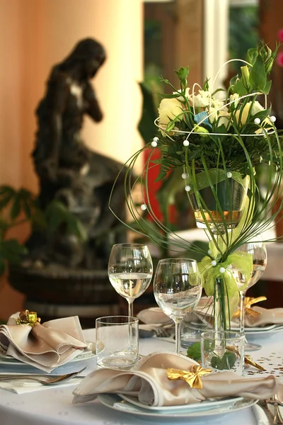 Restaurant table with glasses and flowers — Stock Photo, Image