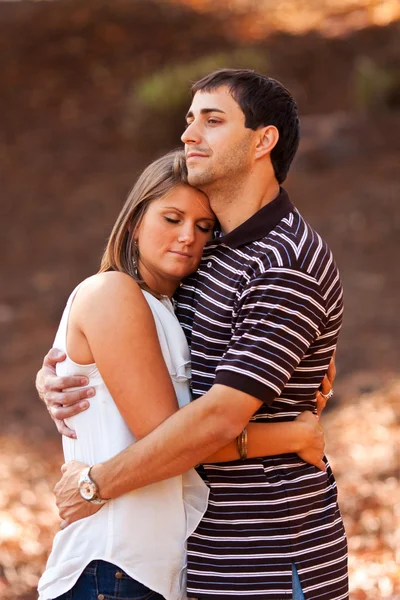 Jong paar in liefde delen zoete omhelzing — Stockfoto