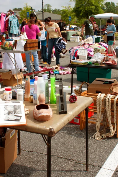 Kopers kijken via merchandise bij stad garageverkoop — Stockfoto