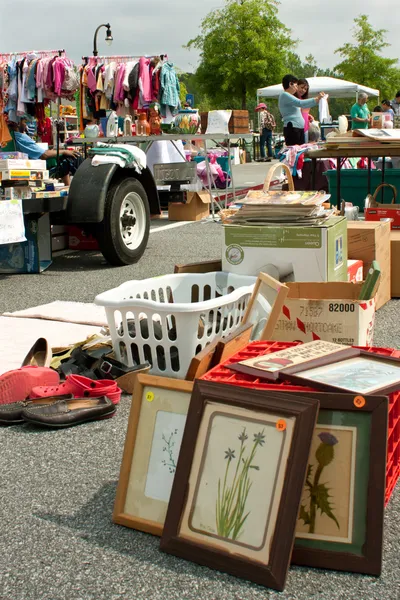 Koopjesjagers, opgelet kijken over merchandise bij stad garageverkoop — Stockfoto