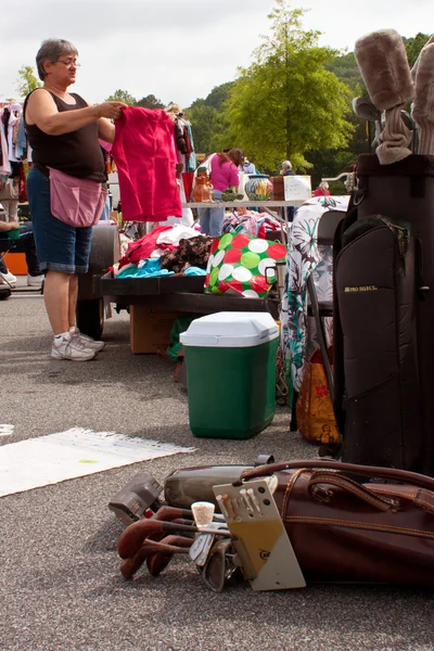 Female Vendor Gets Merchandise Ready At Garage Sale — Stock Photo, Image