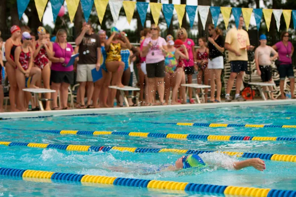 Youth Swimmer Swims Backstroke As Spectators Look On — Stock Photo, Image