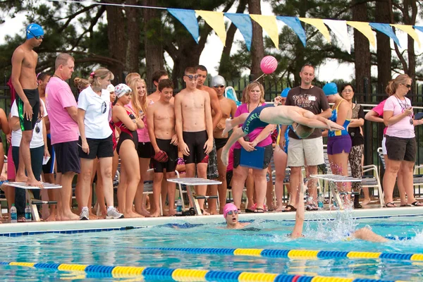 Männlicher Jugendschwimmer stürzt beim Schwimmen ins Becken — Stockfoto