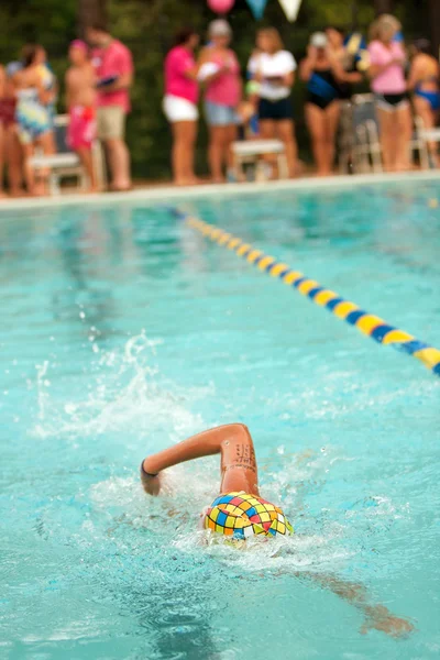 Kinderschwimmerin greift beim Schwimmen nach Wand — Stockfoto