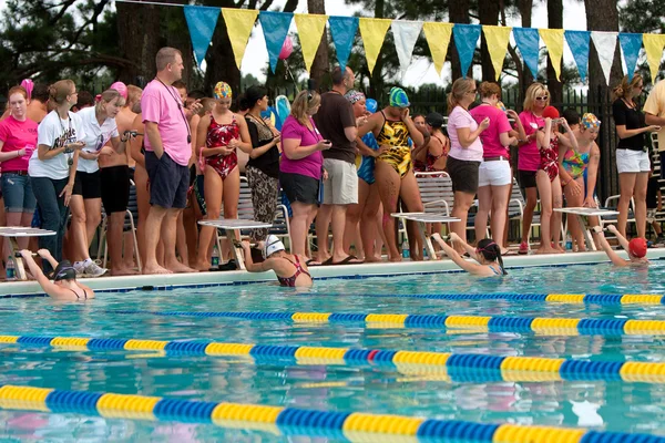 Junior Female Swimmers Ready To Start Backstroke Race — Stock Photo, Image