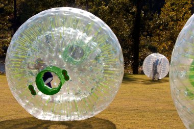 çocuklar rulo çevresinde zorbs içinde