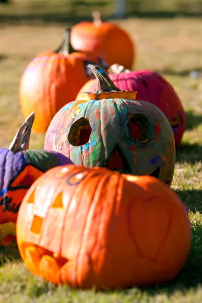 Abóboras pintadas e esculpidas secas no sol de outono — Fotografia de Stock