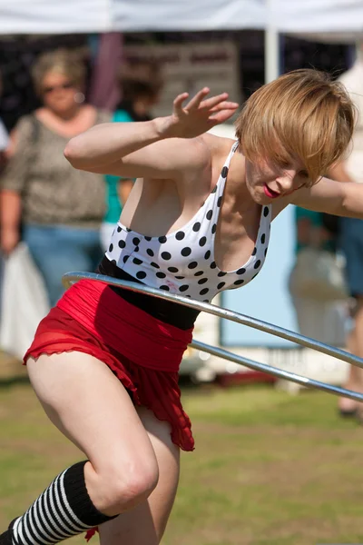 Circo Interprete Opere Hula Hoop Al Festival all'aperto — Foto Stock