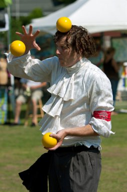 festivalde yaparken topa kafa hokkabaz dengeler