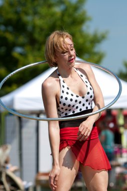 kadın sirk sanatçısı Kurtlarla dans hula hoop