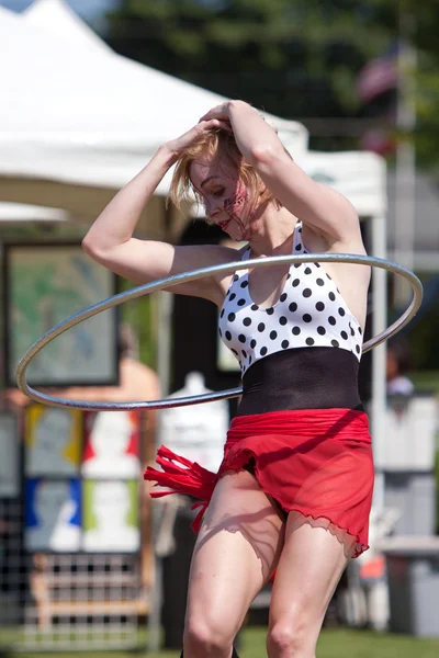 Circus Performer Does Hula Hoop At Outdoor Festival — Stock Photo, Image