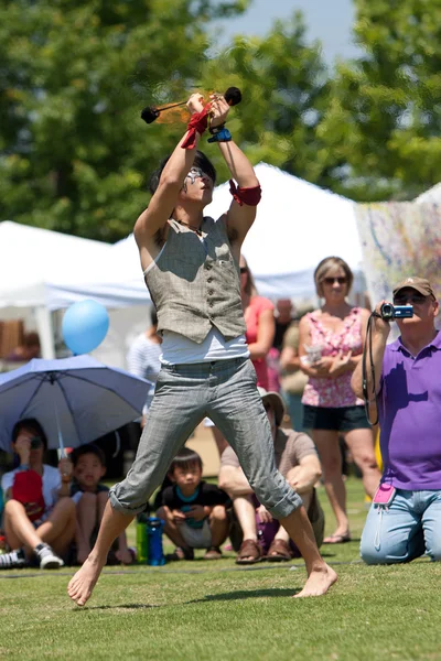Sirk sanatçısı ateş topları açık Festivali'nde sapanları. — Stok fotoğraf