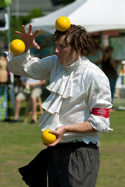 Malabarista equilibra bola en la cabeza mientras se realiza en el festival —  Fotos de Stock