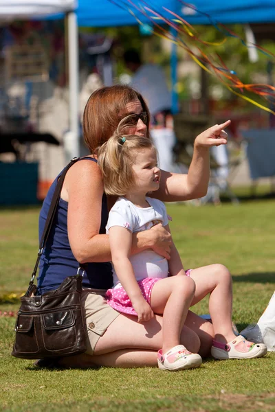 Mutter und kleine Tochter teilen besonderen Moment beim Frühlingsfest — Stockfoto