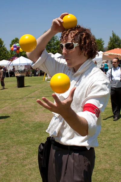 Malabarista entretiene en el Festival de Artes al Aire Libre —  Fotos de Stock