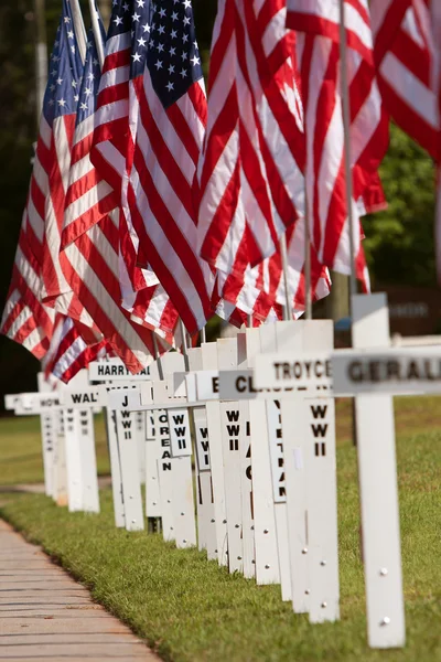 Cruces con nombres de soldados caídos conmemoran el Día de los Caídos — Foto de Stock