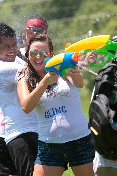 Andere spritzen und sich im Wasserpistolenkampf spritzen lassen — Stockfoto