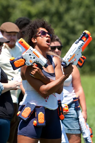 Woman Defiantly Brandishes Weapons Just Before Water Gun Fight — Stock Photo, Image