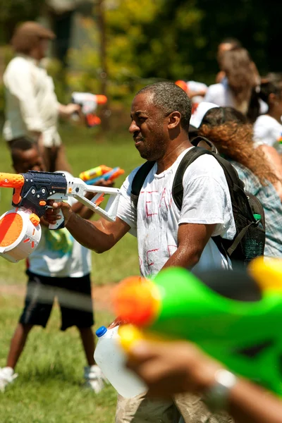 Spritzen einander in riesigen Wasserpistolenkampf — Stockfoto