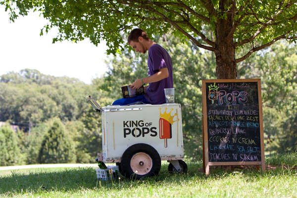 Торговец мороженым ждет клиентов в парке
