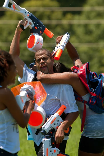 Squirt uno al otro en grupo pistola de agua lucha — Foto de Stock