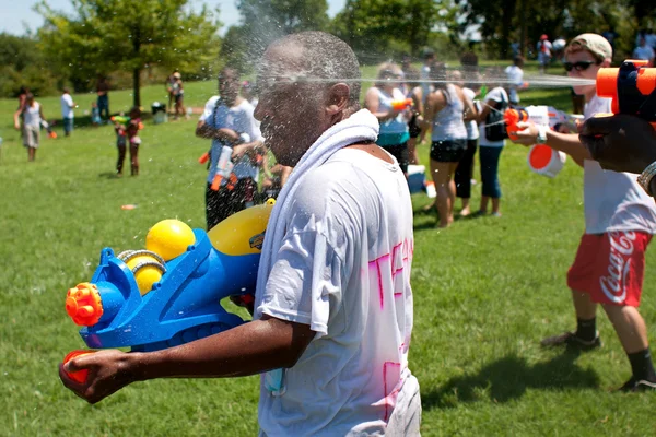 Uomo ottiene imbevuto di pistola ad acqua lotta — Foto Stock