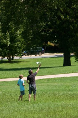 adam ve çocuk parkı model uçak fly