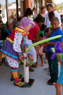 kadın palyaço Balon çocuk açık Festivali için açılırsa