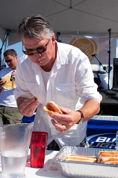 Man Competes In Hot Dog Eating Contest — Stock Photo, Image