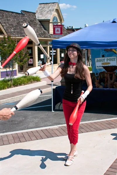 Penampilan Juggler Perempuan Pada Festival Musim Panas — Stok Foto