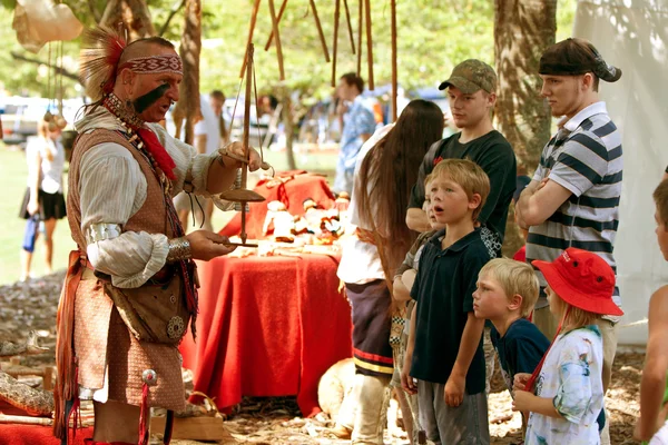 Native American Demonstrates Primitive Tool At Wildlife Festival — Zdjęcie stockowe