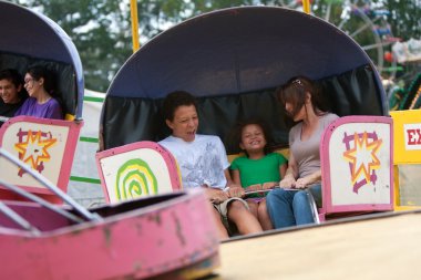 county fair at binen eğleniyor