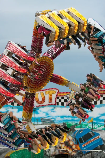 Tieners hebben plezier op omgekeerde carnaval rit — Stockfoto