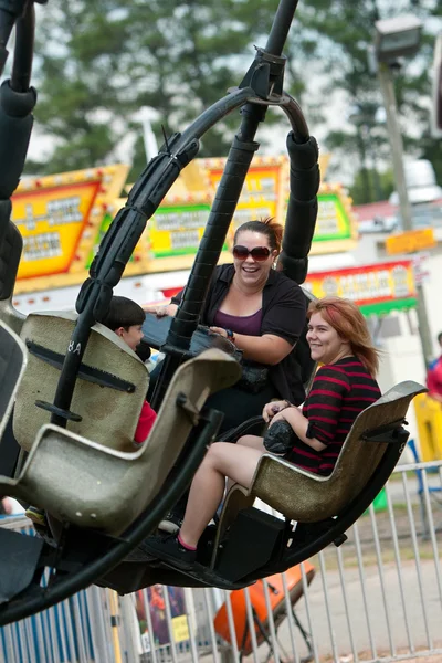 家族はカウンティー フェアで乗って楽しいを持ってください。 — ストック写真