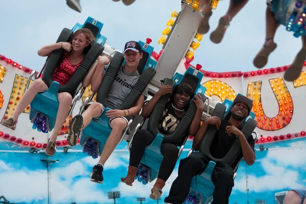 Teenagers Laugh On A Scary Carnival Ride — Stock Photo, Image