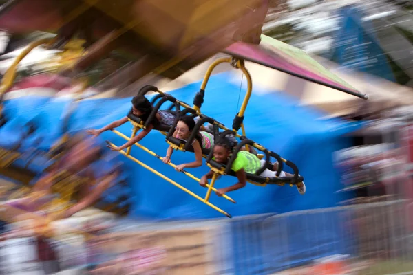 Teenager genießen fliegenden Karneval mit Bewegungsunschärfe — Stockfoto