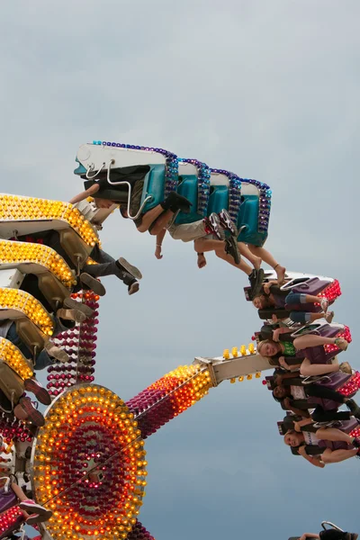 Adolescentes desfrutam de passeio de carnaval invertido na feira — Fotografia de Stock
