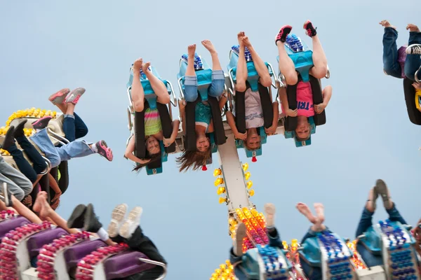 Teens Go Upside Down On Carnival Ride — Stock Photo, Image