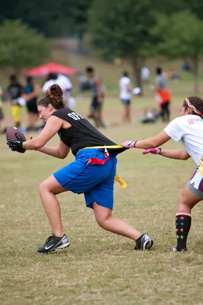 Femmina bandiera giocatore di calcio ottiene afferrato da difensore — Foto Stock