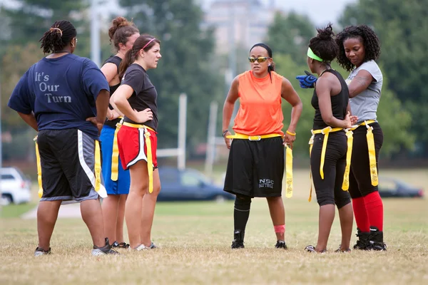 Jugadoras de fútbol de bandera femenina se preparan para el próximo juego — Foto de Stock